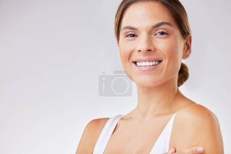 Foto de Antiaging, cuidado de la piel y la cara de la mujer feliz con la belleza natural de la dermatología en el fondo del estudio. Modelo, sonrisa y brillo saludable en la piel limpia de cosméticos orgánicos o maquillaje para la maqueta de bienestar. - Imagen libre de derechos