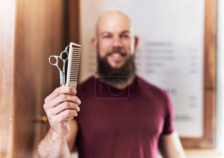 Cuidado del cabello, herramientas y retrato del hombre en la barbería con tijeras, peine y habilidades en las pequeñas empresas de moda. Estilo, cara y barbero seguro de sí mismo con equipo para el servicio de aseo, corte de pelo y recorte