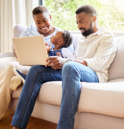 Eltern, Kind und Laptop auf der Couch für Streaming, Unterhaltung und Bildungsprogramme im Wohnzimmer. Schwarze Familie, Computer und Entwicklung auf dem Sofa mit Video, Internet und Unterstützung oder Bindung.