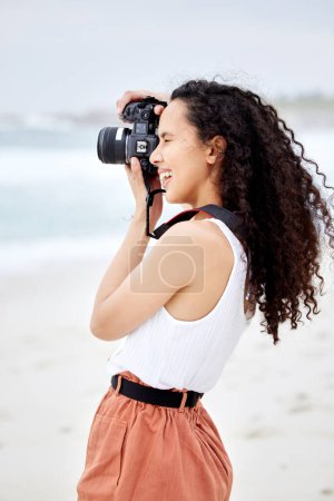 Strand, Outdoor und Frau mit Kamera für Fotografie, Naturlandschaft und Urlaubsreisen mit glücklicher Erinnerung. Mädchen, Ozean und Fotograf mit DSLR-Objektiv für Filmaufnahmen und Meeresaufnahmen in Australien.