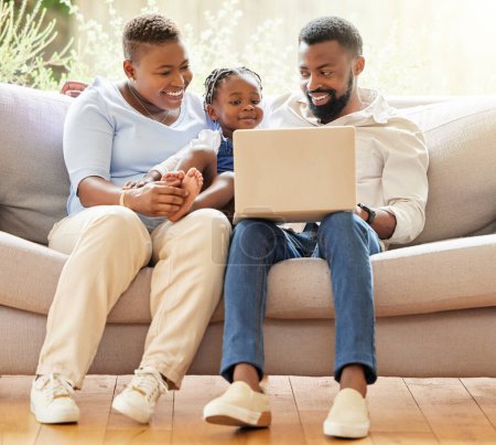 Eltern, Kind und Computer auf der Couch für Streaming, Unterhaltung und Bildungsprogramm im Wohnzimmer. Schwarze Familie, Laptop und Entwicklung auf dem Sofa mit Video, Internet und Unterstützung oder Bindung.