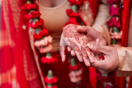 Téléchargez les photos : Tatouage main, bague et henné en tant que femme hindoue pour le mariage, la célébration ou le mariage avec la culture. Personne, gros plan et mehndi avec des bijoux, des vêtements traditionnels et de la mariée pour la foi, la chance ou la prospérité. - en image libre de droit