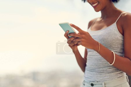 Frau, tippt und freut sich über das Smartphone, das Text für Kommunikation, Social-Media-Beiträge oder Internet-Blogs beantwortet. Technologie, weibliche Person und Lächeln mit Handy für Online-Sharing und Konnektivität.