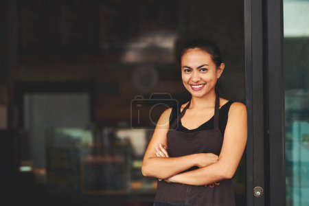Café, Kellnerin oder Porträt einer glücklichen Frau mit verschränkten Armen im Start-up oder Restaurant mit einem Lächeln. Über uns, Unternehmer oder stolzer Geschäftsinhaber, bereit für Service, Verkauf oder Exzellenz im Café.