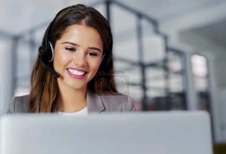 Téléchargez les photos : Telemarketing, businesswoman or virtual assistant at call centre for customer service and communication. Female person or CRM and with technology for contact, support and questions on hotline. - en image libre de droit