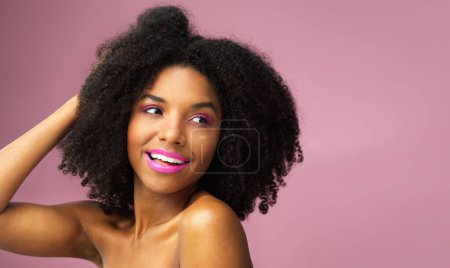 Foto de Chica, sonrisa y cuidado del cabello en el estudio con confianza para afro, peinado y persona negra de moda. Mujer, felicidad y salón sobre fondo rosa para el bienestar, champú y textura con tratamiento de queratina. - Imagen libre de derechos