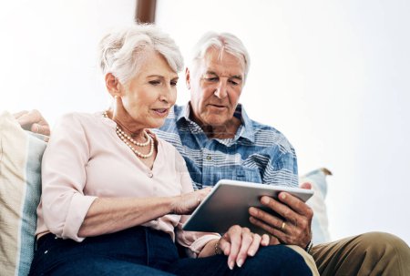 Tablet, Browser und Senioren-Paar im Wohnzimmer im Haus für das Streamen von Online-Filmen auf der Website. Technikaffine, Abonnements und Menschen zu Hause mit Netzwerk, App und sozialen Medien im Ruhestand