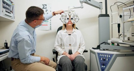 Médico, oftalmólogo y mujer en foropter para el cuidado de los ojos, consulta o examen de salud en la clínica. Optometría, prueba o paciente en máquinas herramienta de lentes para control de visión, bienestar y corrección de la vista.