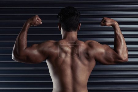 Muscle, flex et dos de l'homme pour l'exercice, les biceps forts et les objectifs de remise en forme dans la salle de gym. Puissance, fierté et bodybuilder masculin sérieux avec le développement des soins du corps, athlète et engagement envers le bien-être.