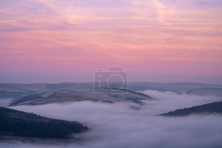 Foto de Bamford Edge. Ladybower, and Hope Valley winter sunrise temperature inversion in the Peak District National Park, England, UK. - Imagen libre de derechos