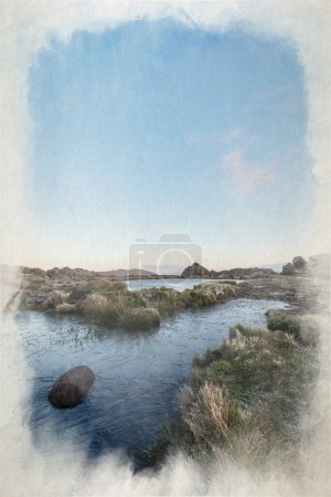 Foto de Pintura digital en acuarela del amanecer en Doxey Pool on The Roaches, en el Parque Nacional Staffordshire Peak District, Reino Unido. - Imagen libre de derechos
