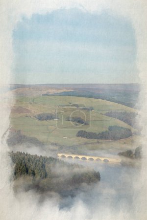 Foto de Bamford Edge. Ladybower y Hope Valley. Pintura digital en acuarela de una inversión invernal de la temperatura del amanecer en el Parque Nacional Peak District, Inglaterra, Reino Unido. - Imagen libre de derechos