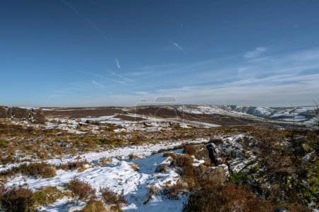 Foto de Parque nacional rural Peak District, Reino Unido: paisaje invernal de Ramshaw Rocks visto desde The Roaches. - Imagen libre de derechos