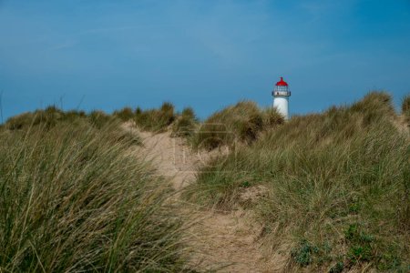 Die Sanddünen und das denkmalgeschützte Gebäude Point of Ayr Lighthouse am Strand von Talacre in Nordwales, Großbritannien an einem sonnigen Sommertag.