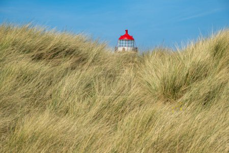 Die Sanddünen und das denkmalgeschützte Gebäude Point of Ayr Lighthouse am Strand von Talacre in Nordwales, Großbritannien an einem sonnigen Sommertag.