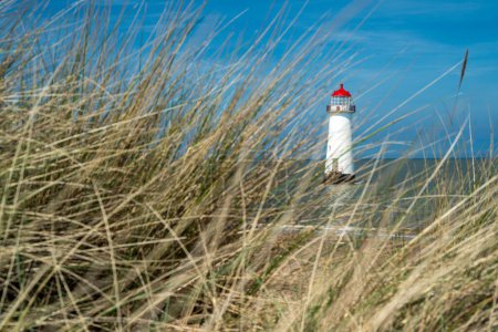 Las dunas de arena, y el edificio catalogado de grado II Point of Ayr Lighthouse en la playa de Talacre en el norte de Gales, Reino Unido en un día soleado de verano.