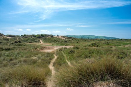 Les dunes de sable et la plage de Talacre une destination touristique populaire dans le nord du Pays de Galles, Royaume-Uni par une journée d'été ensoleillée.