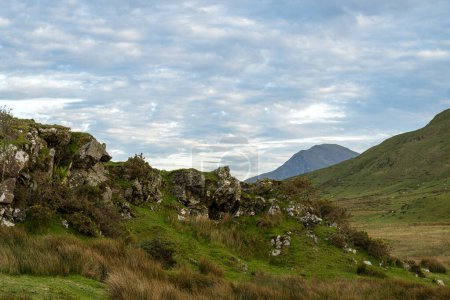 Ein Fernblick auf den Berg Moel Hebog im Eryri National Park, Wales, Großbritannien von Llyn Dywarchen aus.