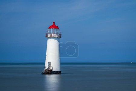 Una larga exposición del edificio catalogado de grado II Point of Ayr Lighthouse, Talacre, Gales, Reino Unido en un hermoso día soleado de verano.