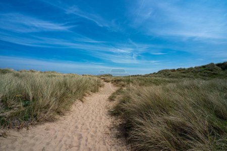 Las dunas de arena y la playa en Talacre un destino turístico popular en el norte de Gales, Reino Unido en un día de verano soleado brillante.