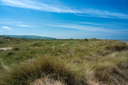 Les dunes de sable et la plage de Talacre une destination touristique populaire dans le nord du Pays de Galles, Royaume-Uni par une journée d'été ensoleillée.