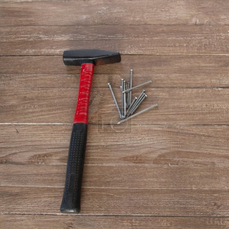 Téléchargez les photos : Image of a hammer with nails next to it. - en image libre de droit