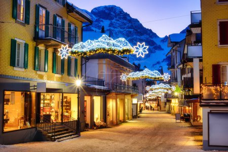 Foto de Decoraciones navideñas en las calles del casco antiguo del pueblo de Engelberg, una popular estación de esquí en las montañas de los Alpes, Suiza Central - Imagen libre de derechos