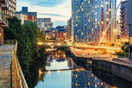 Fluss Irwell im Stadtzentrum von Manchester, England, abends beleuchtet