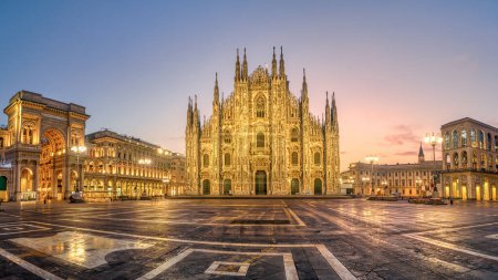 Téléchargez les photos : Vue panoramique de la place Piazza del Duomo avec la cathédrale de Milan, Duomo di Milano, et Galleria Vittorio Emanuele II, Italie, au lever du soleil. La cathédrale de Milan est l'une des plus grandes églises du monde. - en image libre de droit