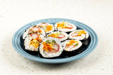 Téléchargez les photos : Korean Roll Gimbap ou Kimbob, fabriqué à partir de riz blanc cuit à la vapeur avec légumes, viande et divers autres ingrédients - en image libre de droit