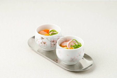 Foto de Chawanmushi, crema japonesa de huevo al vapor salado con bola de pescado y Narutomaki Topping. Copiar espacio para texto - Imagen libre de derechos