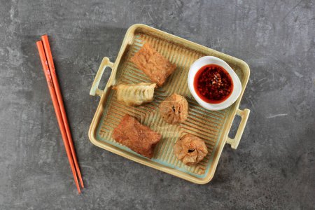 Téléchargez les photos : Divers Dim Sum Dumpling frits servis avec de l'huile de piment, vue du dessus - en image libre de droit