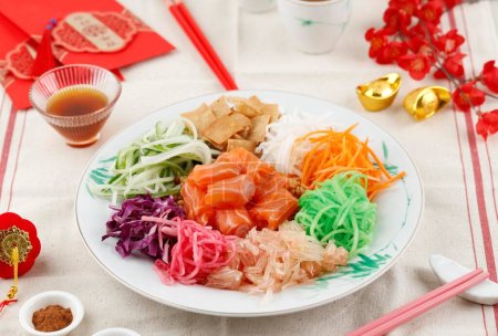 Lachs Yee Sang oder Yusheng, ein chinesisches Imlek-Salatgericht zum Neujahrsfest 