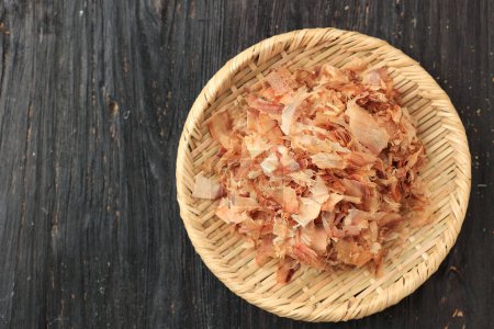 Téléchargez les photos : Top View Bonito Flakes Japanese Katsuobushi, on Wooden Table - en image libre de droit