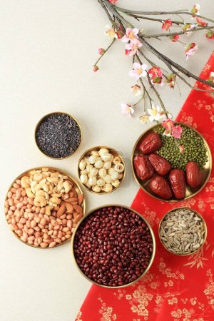 Draufsicht Raw Ingredients of Laba Porridge oder Patjuk Dongji, Red Adzuki Congee für Dongzhi oder Laba Festival. Kopieren Sie Platz für Text