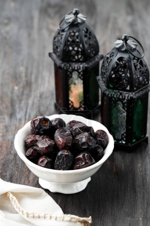 Téléchargez les photos : Ajwa Dates Fruits or Kurma Nabi with Ramadan Concept - en image libre de droit
