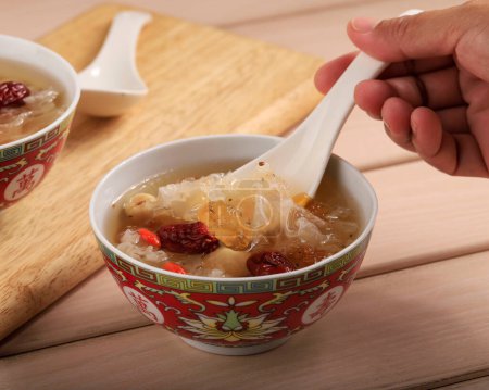 El postre triple del colágeno de la goma de melocotón (Tao Jiao), bebidas tradicionales chinas del refresco contiene goma de melocotón, nido del pájaro, fechas rojas, hongo de la nieve, bayas de Goji, y azúcar de la roca