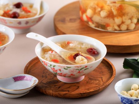 Téléchargez les photos : Peach Gum Collagen Dessert est une boisson traditionnelle chinoise de rafraîchissement. Il contient le nid d'oiseau, les dates rouges, le champignon des neiges, la baie de Goji. Objet sélectionné - en image libre de droit