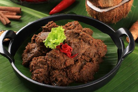 Foto de Enfoque seleccionado Rendang o Randang es la comida más deliciosa del mundo. Elaborado con estofado de carne y leche de coco con varias hierbas y especias. Comida típica de la tribu Minang, Sumatera Occidental, Indonesia - Imagen libre de derechos