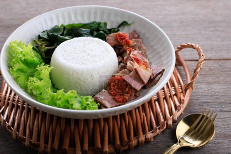 Foto de Se 'i Sapi o carne de res Sei es Indonesia tradicional carne ahumada, servido con hojas de mandioca hervida y Sambal Luat o Sambal Matah. Comida típica de Nusa Tenggara, Indonesia - Imagen libre de derechos