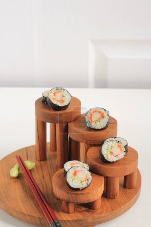 Téléchargez les photos : Rouleau de riz coréen fait maison ou Kimbap aux légumes et crabstick - en image libre de droit