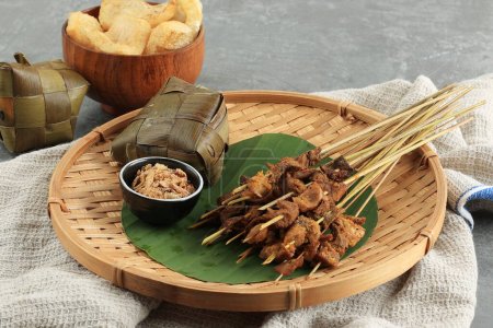 Sate Padang. Spicy Beef Satay aus Padang, West-Sumatra. Serviert mit scharfer Currysoße und Katupat-Reiskuchen