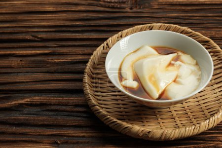Téléchargez les photos : Tofu Pudding, Soy Milk Pudding or Wedang Tahu Tahwa, Served with Palm Sugar Syrup. - en image libre de droit