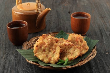 Bakwan Sayur o Bala-bala Ote-ote, Vegetables Fritter de Indonesia. Por lo general se sirve con Sambal Bumbu Kacang o pimienta verde pequeño.