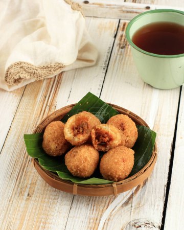 Téléchargez les photos : Combro, Deep Fried Traditional Sundanese Food made from Casava Stuffed Fermented Bean (Oncom di Jero) - en image libre de droit