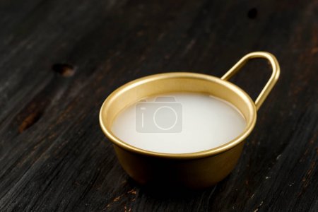 Téléchargez les photos : Makgeolli Vin de riz coréen sur Gold Cup - en image libre de droit