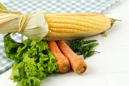 Téléchargez les photos : Carotte, maïs, laitue et piment vert. Concept Shopping aux légumes Préparation à la cuisson - en image libre de droit