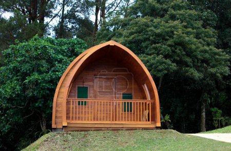 Foto de Pequeña casa de madera en el bosque - Imagen libre de derechos