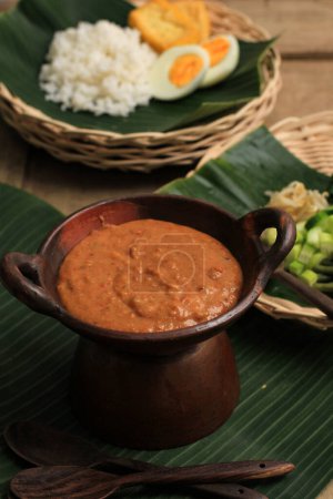 Téléchargez les photos : Sambel Pecel Sauce épicée aux arachides, Sauce vinaigrette traditionnelle d'Indonésie. - en image libre de droit