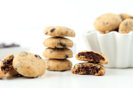 Foto de Mini galletas derretidas de las virutas del chocolate en la tabla de madera blanca - Imagen libre de derechos